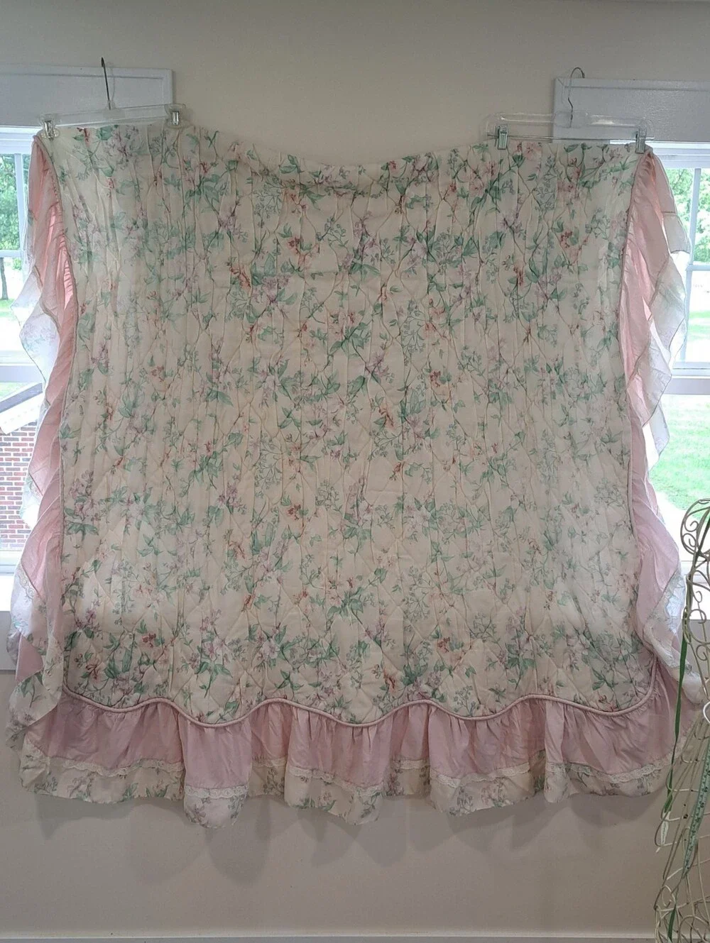 Vtg. Grannycore Floral Ruffled Cottagecore Fairycore Twin Size Bed Spread.